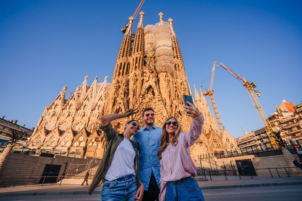 Gaudí's Artworks: La Pedrera and Sagrada Família Premium Small Group Tour
